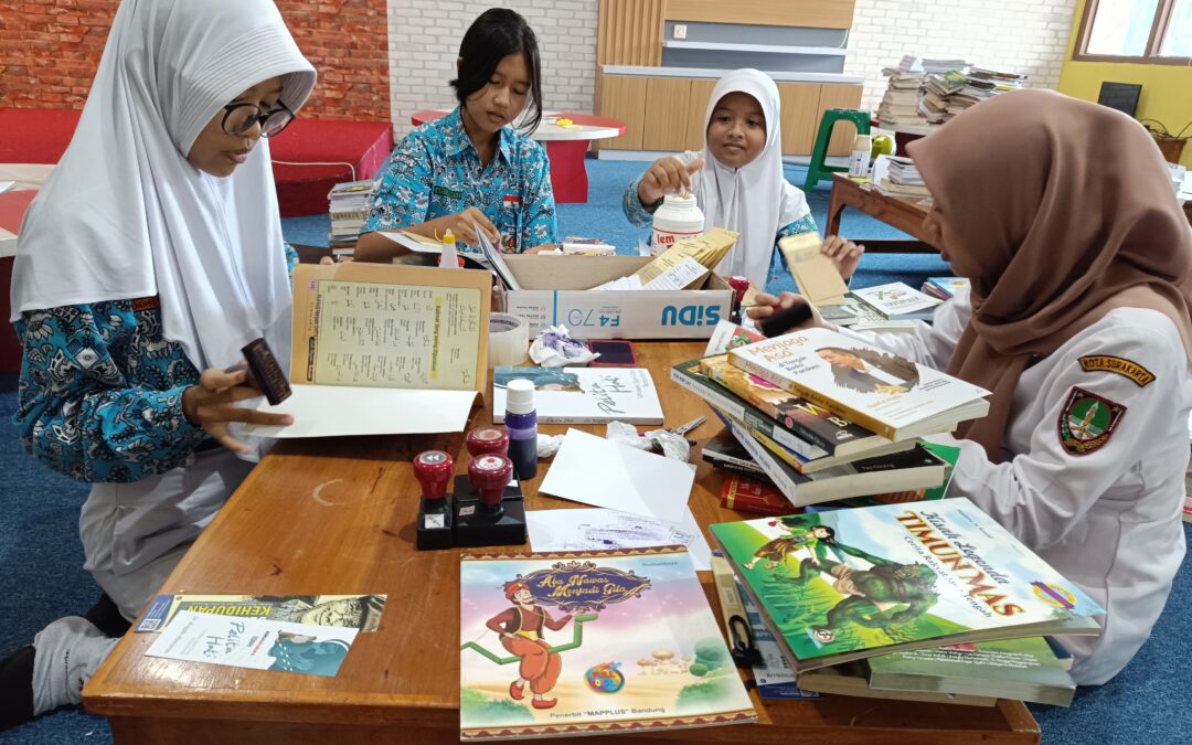 Peran Duta Literasi dan Pustakawan Siswa dalam Pengolahan Buku di Andala Library
