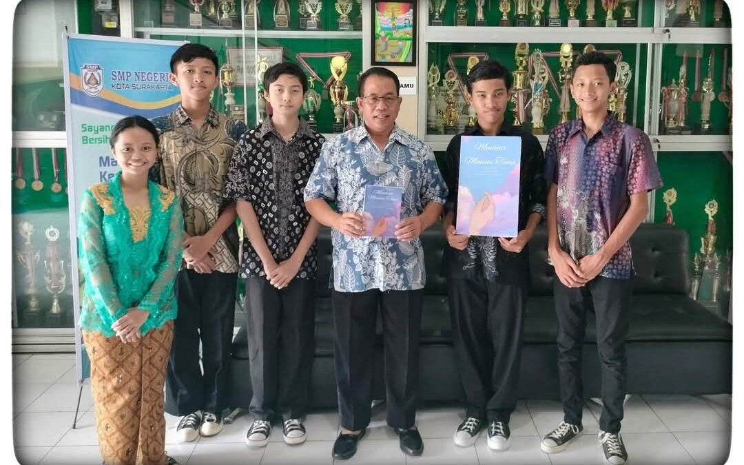 Siswa VIII A Persembahkan Buku Puisi untuk Peringatan Hardiknas