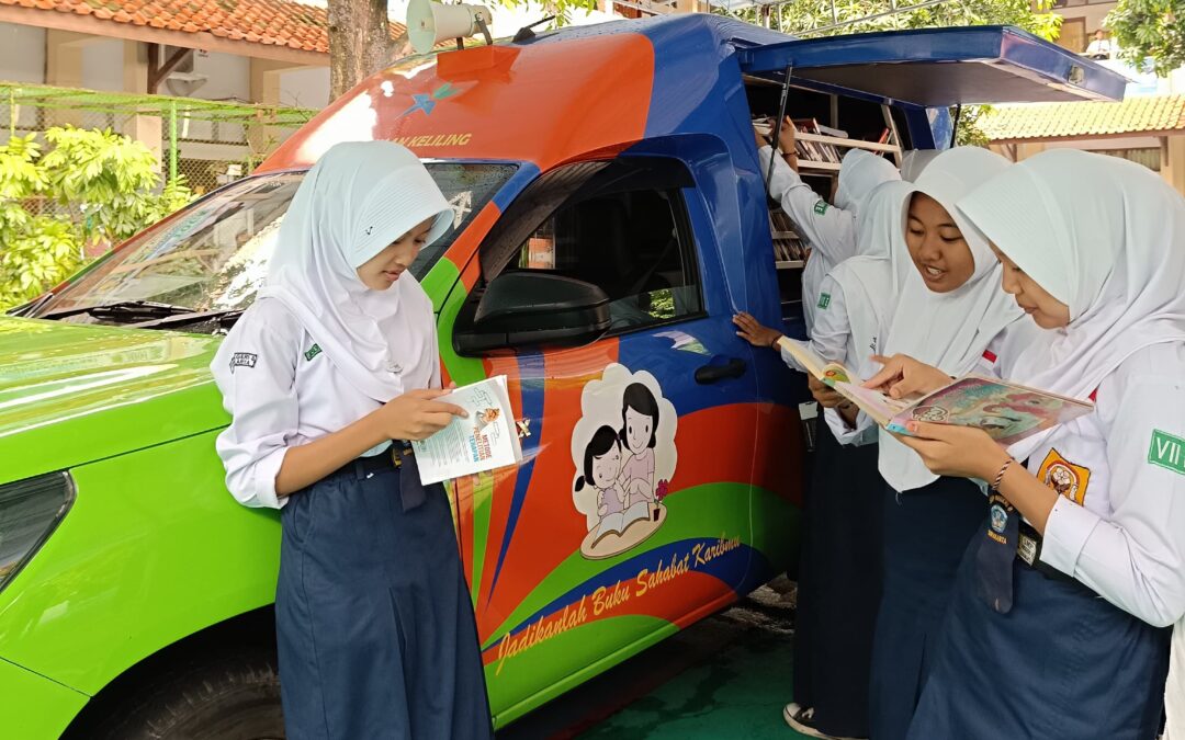 Perpustakaan Keliling Dispersip Surakarta Disambut Antusias oleh Siswa SMP Negeri 8 Surakarta