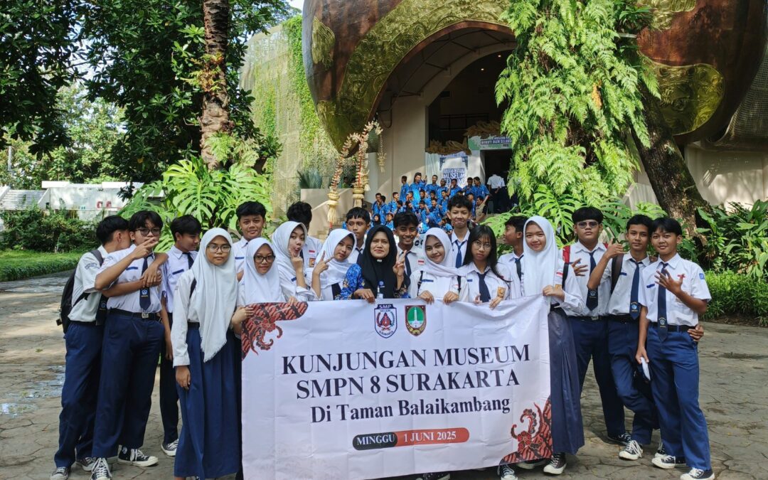 Siswa Kelas 9 SMP Negeri 8 Surakarta Kunjungi Pameran Museum Keliling di Taman Balekambang