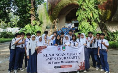 Siswa Kelas 9 SMP Negeri 8 Surakarta Kunjungi Pameran Museum Keliling di Taman Balekambang