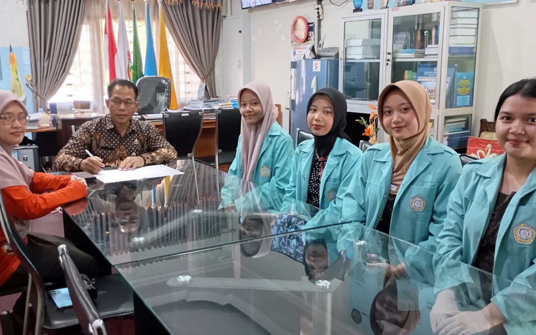 Mahasiswa D3 Perpustakaan UNS Serahkan Luaran PBL kepada Kepala SMP Negeri 8 Kota Surakarta