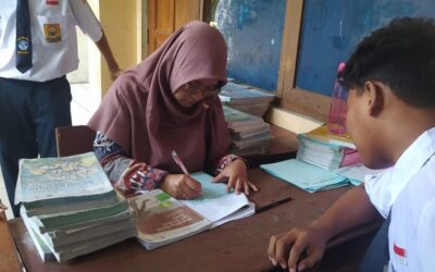 Pembagian Buku Paket Kelas 7 SMP Negeri 8 Kota Surakarta Berlangsung Lancar dan Tertib
