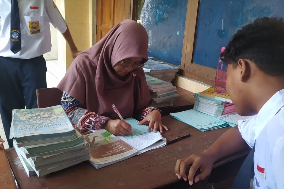 Pembagian Buku Paket Kelas 7 SMP Negeri 8 Kota Surakarta Berlangsung Lancar dan Tertib