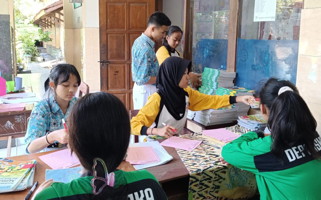 Peran Aktif Pustakawan Siswa dan Duta Literasi Warnai Pembagian Buku Paket Kelas VIII
