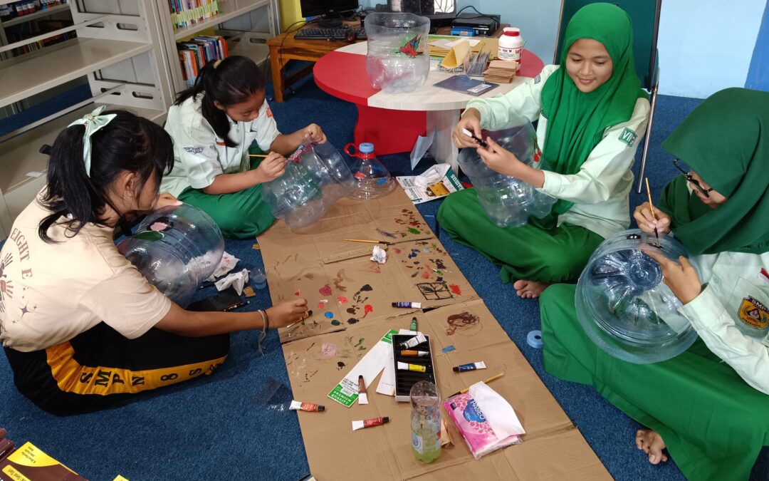Duta Literasi dan Pustakawan Siswa Wujudkan Kreativitas Lewat “Galon Art Project” di Andala Library