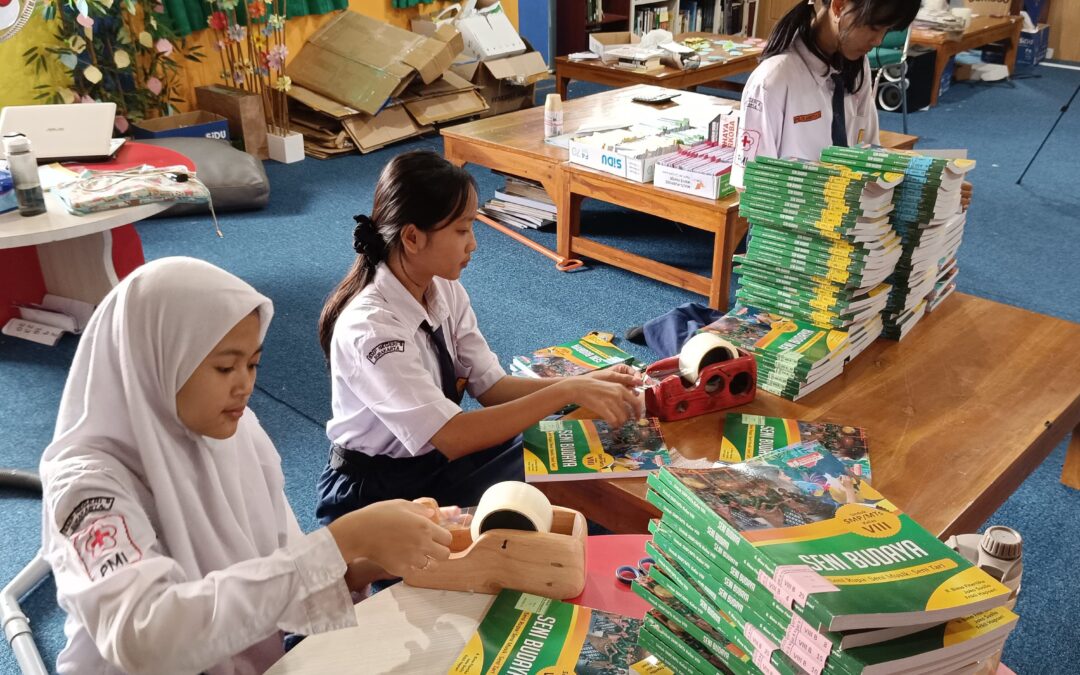 Semangat Kolaborasi! Duta Literasi dan Pustakawan Siswa Bantu Pengolahan Buku Paket Seni Budaya