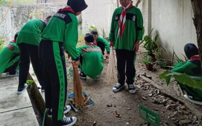 Kerja Bakti “Bakti untuk Kotaku” SMP Negeri 8 Kota Surakarta: Bersih Sekolah, Tingkatkan Literasi Lingkungan