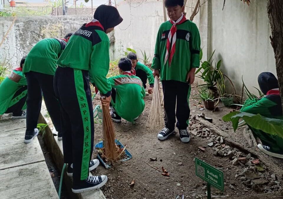 Kerja Bakti “Bakti untuk Kotaku” SMP Negeri 8 Kota Surakarta: Bersih Sekolah, Tingkatkan Literasi Lingkungan