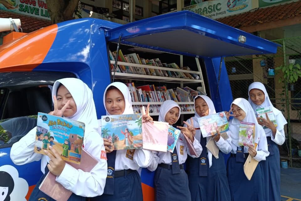 Perpustakaan Keliling Dispersip Kunjungi SMP Negeri 8 Kota Surakarta, Tingkatkan Semangat Literasi Siswa