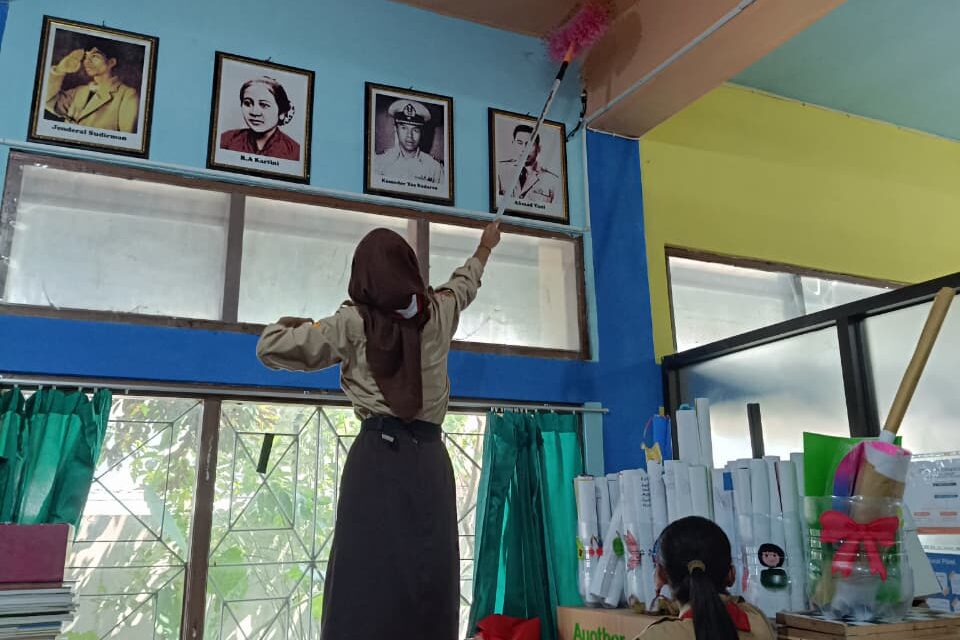 Kerja Bakti Perpustakaan SMP Negeri 8 Kota Surakarta: Sambut Tahun Ajaran Baru dengan Nyaman