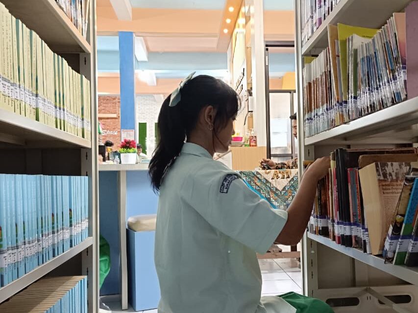 Pustakawan dan Duta Literasi SMP Negeri 8 Kota Surakarta Tata Koleksi Buku Menyambut Pembukaan Perpustakaan