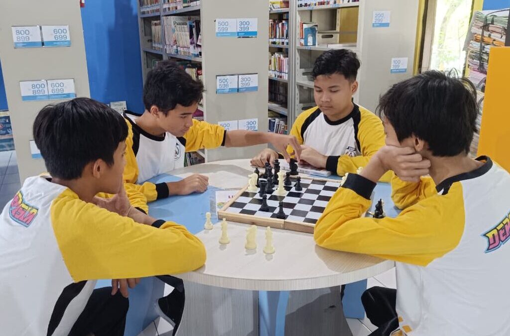 Siswa SMP Negeri 8 Kota Surakarta Manfaatkan Andala Library untuk Menyalurkan Hobi Catur